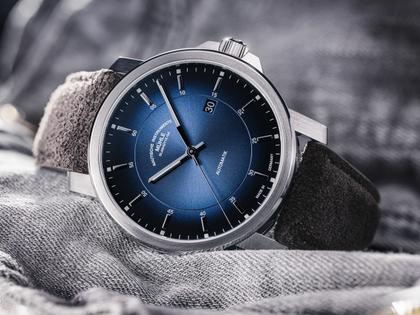 Mühle Glashütte 29er Casual Automatik Edelstahl 42,4mm blaues Zifferblatt braunes Lederband – Herrenuhren Uhr mit Datum aus Edelstahl und Leder. Das Gehäuse ist rund und silber. Das Lederarmband ist blau. Das Zifferblatt ist ein Index in braun. – Ansicht 7