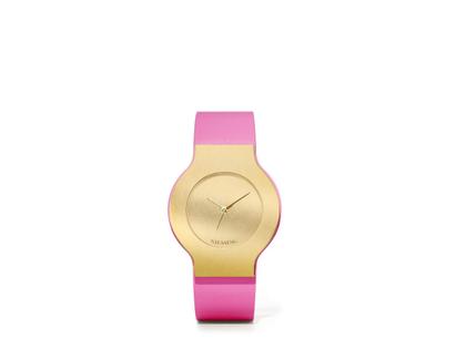 Niessing Radius 9 Kontura Größe  M 31,7 mm  Quarz Gelbgold Lederband pink – Damenuhren Uhr ohne Datum aus 750 Gelbgold. Das Gehäuse ist sonstige Form und gelbgold. Das Lederarmband ist rosa. Das Zifferblatt ist ohne Zeichen und gelbgold.