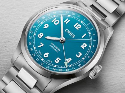 Oris Big Crown Pointer Date Automatik Edelstahl 40mm hellblaues Zifferblatt Metallband – Herrenuhren Uhr mit Datum aus Edelstahl. Das Gehäuse ist rund und silber. Das Edelstahlarmband ist silber. Das Zifferblatt ist arabisch und blau. – Ansicht 3