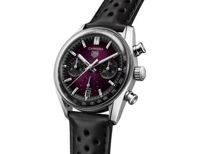 TAG Heuer Carrera Chronograph Automatik Edelstahl 39mm violettes Zifferblatt schwarzes Lederband – Herrenuhren Chronograph aus Edelstahl. Das Gehäuse ist rund und silber. Das Lederarmband ist schwarz. Das Zifferblatt ist ein Index in lila. – Ansicht 2