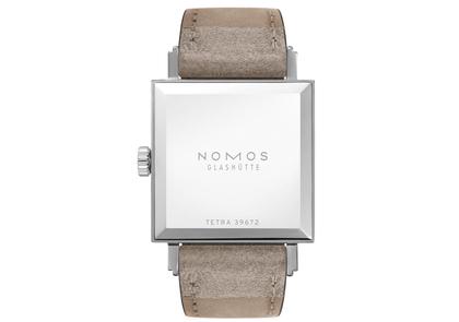 Nomos Glashütte Tetra 27 Duo Doré Handaufzug Edelstahl 27mm weißes Zifferblatt beiges Lederband Stahlboden – Damenuhren Uhr ohne Datum aus Edelstahl und Leder. Das Gehäuse ist quadratisch und silber. Das Lederarmband ist beige. Das Zifferblatt ist arabisch Index und weiß. – Ansicht 2