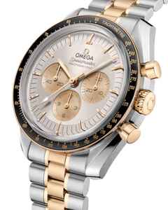 Omega Speedmaster Moonwatch Professional Chronograph Handaufzug Edelstahl 42mm silberfarbenes Zifferblatt zweifarbiges Metallband – Herrenuhren Chronograph aus 750 Gelbgold, Edelstahl und Keramik. Das Gehäuse ist rund und silber. Das Edelstahlarmband mit Gold ist silber-gelbgold. Das Zifferblatt ist ein Index in silber. – Ansicht 3