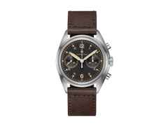 Hamilton Khaki Aviation Pilot Pioneer Mechanical Chrono Handaufzug Edelstahl 40mm schwarzes Zifferblatt braunes Lederband – Herrenuhren Chronograph aus Edelstahl und Leder. Das Gehäuse ist rund und silber. Das Lederarmband ist braun. Das Zifferblatt ist arabisch Index und schwarz.