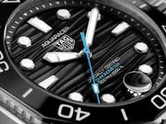 TAG Heuer Aquaracer Professional 300 Date Automatik Edelstahl 42mm schwarzes Zifferblatt schwarzes Kautschukband – Herrenuhren Uhr mit Datum aus Edelstahl und Keramik. Das Gehäuse ist rund und silber. Das Kautschuk / Kunststoff / Silikon Armband ist schwarz. Das Zifferblatt ist ein Index in schwarz. – Ansicht 5