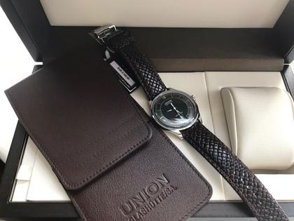 Union Glashütte Noramis Datum Deutschland Klassik 2020 Limitierte Edition Automatik Edelstahl 40mm schwarzes Zifferblatt braunes Lederband – Herrenuhren Uhr mit Datum aus Edelstahl. Das Gehäuse ist rund und silber. Das Lederarmband ist braun. Das Zifferblatt ist arabisch Index und grau. – Ansicht 4