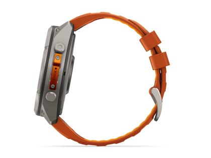 Garmin Fenix 9 Pro inReach Titan 51mm digitales Display orangefarbenes Silikonband – Herrenuhren Uhr Multifunktion aus Kautschuk und Titan. Das Gehäuse ist rund und grau. Das Kautschuk / Kunststoff / Silikon Armband ist orange. Das Zifferblatt ist digital und schwarz. – Ansicht 3