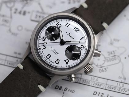 Sinn Spezialuhren 356 FLIEGER Klassik W Chronograph Automatik Edelstahl 38,5mm weißes Zifferblatt graues Lederband – Herrenuhren Chronograph aus Edelstahl und Leder. Das Gehäuse ist rund und grau. Das Lederarmband ist grau. Das Zifferblatt ist arabisch und weiß. – Ansicht 4