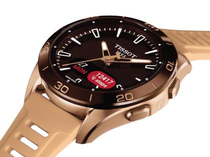 Tissot T-Touch Connect Sport Quarz Titan Roségoldfarben-PVD 43mm schwarzes Zifferblatt beiges Silikonband – Herrenuhren Uhr Multifunktion aus Kautschuk, Keramik, PVD beschichtet und Titan. Das Gehäuse ist rund und silber. Das Kautschuk / Kunststoff / Silikon Armband ist beige. Das Zifferblatt ist digital und schwarz. – Ansicht 2