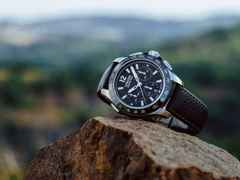 Union Glashütte Belisar Chronograph Sport Automatik Edelstahl Schwarz-DLC 43mm schwarzes Zifferblatt schwarzes Lederband – Herrenuhren Chronograph aus DLC beschichtet, Edelstahl und Leder. Das Gehäuse ist rund und silber. Das Lederarmband ist schwarz. Das Zifferblatt ist arabisch Index und schwarz. – Ansicht 7