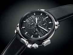 Junghans Aerious Chronoscope Edelstahl 46mm schwarzes Zifferblatt schwarzes Lederband – Herrenuhren Chronograph aus Edelstahl. Das Gehäuse ist rund und silber. Das Lederarmband ist schwarz. Das Zifferblatt ist ein Index in schwarz. – Ansicht 2