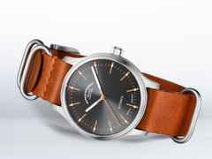 Mühle Glashütte Panova Grau Automatik Edelstahl 40mm braunes Lederband – Herrenuhren Uhr ohne Datum aus Edelstahl und Leder. Das Gehäuse ist rund und silber. Das Lederarmband ist braun. Das Zifferblatt ist ein Index in grau. – Ansicht 2