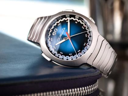 H. Moser & Cie. Streamliner Flyback Chronograph Funky Blue Automatic Edelstahl 42mm blaues Zifferblatt Metallband – Herrenuhren Chronograph aus Edelstahl. Das Gehäuse ist rund und silber. Das Edelstahlarmband ist silber. Das Zifferblatt ist arabisch und blau. – Ansicht 3