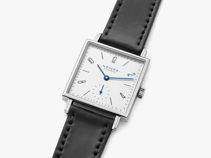 Nomos Glashütte Tetra 27 Weiss Handaufzug Edelstahl 27mm weißes Zifferblatt schwarzes Lederband Glasboden – Damenuhren Uhr ohne Datum aus Edelstahl und Leder. Das Gehäuse ist quadratisch und silber. Das Lederarmband ist schwarz. Das Zifferblatt ist arabisch Index und weiß. – Ansicht 5