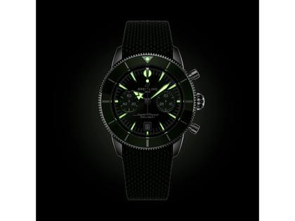 Breitling Superocean Heritage B01 Chronograph Automatik Edelstahl 42mm grünes Zifferblatt grünes Kautschukband – Herrenuhren Chronograph aus Edelstahl, Kautschuk und Keramik. Das Gehäuse ist rund und silber. Das Kautschuk / Kunststoff / Silikon Armband ist grün. Das Zifferblatt ist ein Index in grün. – Ansicht 5