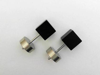 Apero Ohrstecker Würfel Aluminium 6mm Schwarz – Ohrschmuck Ohrstecker aus Aluminium.