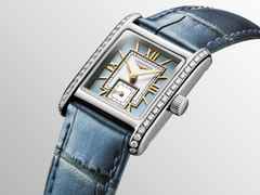 Longines DolceVita   Mini Quarz Edelstahl 22x29mm Brillantbesatz blaues Zifferblatt blaues Lederband – Damenuhren Uhr ohne Datum aus Edelstahl, Leder und vergoldet. Das Gehäuse ist rechteckig und silber. Das Lederarmband Kroko / Alligator ist blau. Das Zifferblatt ist römisch und blau. – Ansicht 3