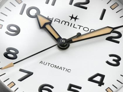 Hamilton Khaki Field Expedition Automatik Edelstahl 41mm weißes Zifferblatt olivgrünes Textilband – Herrenuhren Uhr ohne Datum aus Edelstahl. Das Gehäuse ist rund und silber. Das Textilarmband ist grün. Das Zifferblatt ist ein Index in weiß. – Ansicht 4