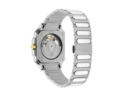 Gucci G-Flat Quarz Edelstahl 36mm silbernes Zifferblatt Metallband YA166403 – Herrenuhren Uhr mit Datum aus Edelstahl und vergoldet. Das Gehäuse ist rechteckig und silber-gelbgold. Das Edelstahlarmband ist silber. Das Zifferblatt ist römisch Index und grau. – Ansicht 2
