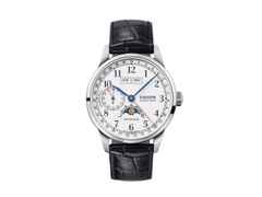 Union Glashütte 1893 Johannes Dürrstein Edition Mondphase Handaufzug Edelstahl 41mm weißes Zifferblatt schwarzes Lederband – Herrenuhren Uhr mit Kalender aus Edelstahl. Das Gehäuse ist rund und silber. Das Lederarmband ist schwarz. Das Zifferblatt ist arabisch und weiß.