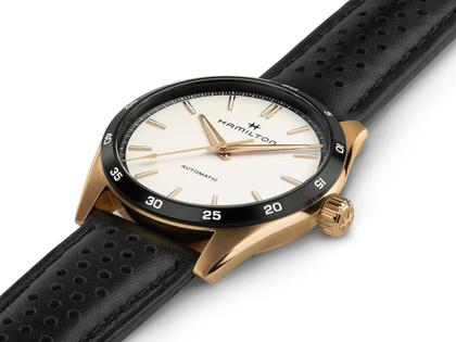 Hamilton Jazzmaster Performer Auto Edelstahl 38 mm weißes Zifferblatt schwarzes Lederband – Herrenuhren Uhr ohne Datum aus Edelstahl und Leder. Das Gehäuse ist rund und roségold. Das Lederarmband ist schwarz. Das Zifferblatt ist ein Index in weiß. – Ansicht 2