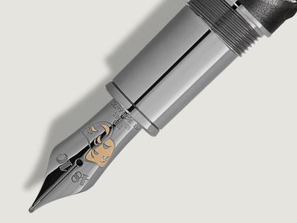 Montblanc Writers Edition                       2026: Hommage to Bram Stoker Limited Edition 1897 Füllfederhalter M – Schreibgeräte Füllfederhalter in schwarz und aus 750 Gelbgold, 925 Silber und Ruthenium. – Ansicht 2