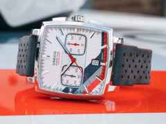 Union Glashütte Averin Chronograph Sachsen Classic 2026 Limited Edition Automatik Edelstahl 41mm graues Zifferblatt rotes Kautschukband und graues Lederband – Herrenuhren Chronograph aus Edelstahl, Kautschuk und Leder. Das Gehäuse ist quadratisch und silber. Das Lederarmband ist grau. Das Zifferblatt ist ein Index in grau. – Ansicht 6