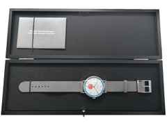 Nomos Glashütte Tangente 38 Datum "175 Years Watchmaking - Zirkus" Handaufzug Edelstahl cremeweißes Zifferblatt graues Textilband Glasboden 179.S1 Full Set Occasion Neu – Herrenuhren Uhr mit Datum aus Edelstahl. Das Gehäuse ist rund und silber. Das Textilarmband ist grau. Das Zifferblatt ist arabisch Index und weiß. – Ansicht 3