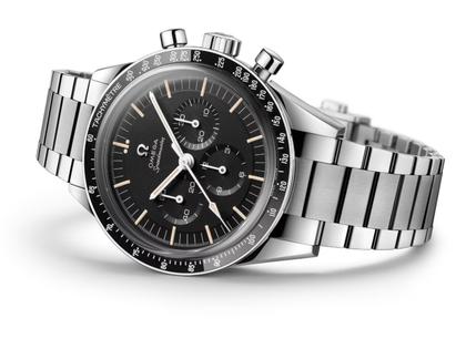 Omega Speedmaster Kaliber 321 Chronograph Handaufzug Edelstahl 39,7mm schwarzes Zifferblatt Metallband – Herrenuhren Chronograph aus Edelstahl und Keramik. Das Gehäuse ist rund und silber. Das Edelstahlarmband ist silber. Das Zifferblatt ist ein Index in schwarz. – Ansicht 2