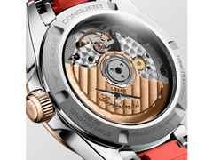 Longines Conquest Automatik Edelstahl 34mm silberfarbenes Zifferblatt orangefarbenes Kautschukband – Damenuhren Uhr mit Datum aus 750 Rotgold, Edelstahl und Kautschuk. Das Gehäuse ist rund und silber. Das Kautschuk / Kunststoff / Silikon Armband ist orange. Das Zifferblatt ist ein Index in silber. – Ansicht 4