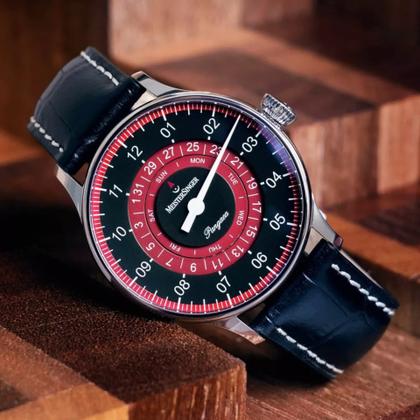 MeisterSinger Pangaea Day Date, 40mm Automatik schwarz bordeaux – Herrenuhren Uhr mit Datum aus Edelstahl. Das Gehäuse ist rund und silber. Das Lederarmband ist schwarz. Das Zifferblatt ist arabisch und rot. – Ansicht 3