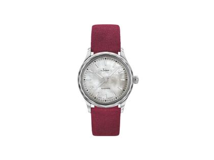 Sinn Spezialuhren 534 Perlmutt W Automatik Edelstahl 34mm weißes Perlmutt-Zifferblatt beerenrotes Alcantara-Armband – Damenuhren Uhr ohne Datum aus Edelstahl und Kunststoff. Das Gehäuse ist rund und silber. Das sonstige Armband ist rot. Das Zifferblatt ist ein Index in mehrfarbig.