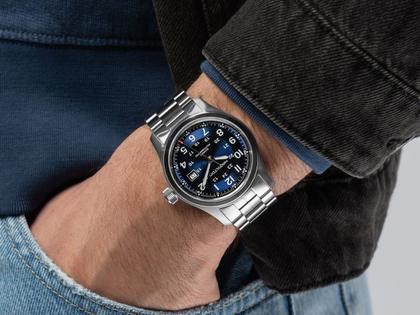 Hamilton Khaki Field Automatik Edelstahl 42mm blaues Zifferblatt Metallband – Herrenuhren Uhr ohne Datum aus Edelstahl. Das Gehäuse ist rund und silber. Das Edelstahlarmband ist silber. Das Zifferblatt ist arabisch und blau. – Ansicht 6