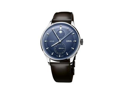 Herrenuhren Uhr ohne Datum aus Edelstahl. Das Gehäuse ist rund und silber. Das Lederarmband ist braun. Das Zifferblatt ist ein Index in blau.