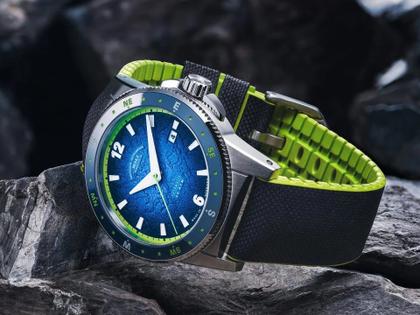 Mühle Glashütte Sportivo Compass Datum Automatik Edelstahl 42,5mm blaues Zifferblatt Metallband – Herrenuhren Uhr mit Datum aus Edelstahl und Keramik. Das Gehäuse ist rund und silber. Das Edelstahlarmband ist silber. Das Zifferblatt ist arabisch Index und blau. – Ansicht 2