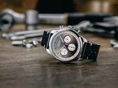 Union Glashütte Belisar Chronograph Silvretta Classic 2024 Limitierte Edition Automatik Edelstahl 44mm bronzefarbenes Zifferblatt schwarzes Lederband und Edelstahlband – Herrenuhren Chronograph aus Edelstahl und Leder. Das Gehäuse ist rund und silber. Das Lederarmband ist schwarz. Das Zifferblatt ist arabisch Index und braun. – Ansicht 5