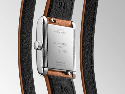 Longines DolceVita   Mini Quarz Edelstahl 22x29mm silbernes Zifferblatt mit Brillanten braunes Lederband – Damenuhren Uhr ohne Datum aus Edelstahl und Leder. Das Gehäuse ist rechteckig und silber. Das Lederarmband ist braun. Das Zifferblatt ist römisch und silber. – Ansicht 3