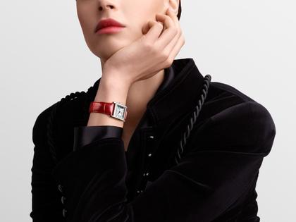 Longines DolceVita   Mini Quarz Edelstahl 22x29mm silbernes Zifferblatt rotes Lederband – Damenuhren Uhr ohne Datum aus Edelstahl und Leder. Das Gehäuse ist rechteckig und silber. Das Lederarmband Kroko / Alligator ist rot. Das Zifferblatt ist römisch und silber. – Ansicht 5