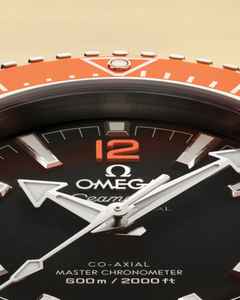 Omega Seamaster Planet Ocean 600M Automatik Edelstahl 42mm schwarzes Zifferblatt orange Keramiklünette Metallband – Herrenuhren Uhr ohne Datum aus Edelstahl und Keramik. Das Gehäuse ist rund und silber. Das Edelstahlarmband ist silber. Das Zifferblatt ist arabisch Index und schwarz. – Ansicht 4