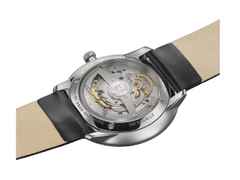 Junghans Meister fein Automatic Edition Erhard Weißgold 39,5mm weißes Zifferblatt schwarzes Lederband – Herrenuhren Uhr mit Datum aus 750 Weißgold. Das Gehäuse ist rund und silber. Das Lederarmband ist schwarz. Das Zifferblatt ist römisch und weiß. – Ansicht 4