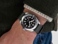 Hamilton Khaki Field Expedition Automatik Edelstahl 41mm schwarzes Zifferblatt graues Textilband – Herrenuhren Uhr ohne Datum aus Edelstahl. Das Gehäuse ist rund und silber. Das Textilarmband ist grau. Das Zifferblatt ist ein Index in schwarz. – Ansicht 6