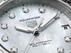 TAG Heuer Aquaracer Professional 200 Solargraph Quarz Edelstahl 34mm weißes Perlmutt-Zifferblatt mit Brillanten Metallband – Damenuhren Uhr mit Datum aus Edelstahl. Das Gehäuse ist rund und silber. Das Edelstahlarmband ist silber. Das Zifferblatt ist ein Index in weiß. – Ansicht 4