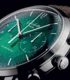 Glashütte Original Sixties Chronograph Automatik Edelstahl 42mm grünes Zifferblatt braunes Lederband – Herrenuhren Chronograph aus Edelstahl. Das Gehäuse ist rund und silber. Das Lederarmband ist braun. Das Zifferblatt ist arabisch Index und grün. – Ansicht 6