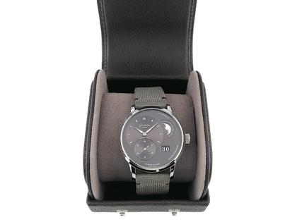 Glashütte Original PanoMaticLunar Automatik Edelstahl 40mm grau Textilband 1-90-02-43-32-66 Full Set mit Garantie Occasion – Herrenuhren Uhr mit Datum aus Edelstahl. Das Gehäuse ist rund und silber. Das Textilarmband ist grau. Das Zifferblatt ist arabisch Index und grau. – Ansicht 5