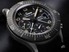 Sinn Spezialuhren 156.1 Fliegerchronograph Automatik Edelstahl 43mm schwarzes Zifferblatt schwarzes Lederband limitiert – Herrenuhren Chronograph aus Edelstahl. Das Gehäuse ist rund und silber. Das Lederarmband ist schwarz. Das Zifferblatt ist arabisch und schwarz. – Ansicht 3