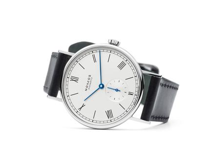 Nomos Glashütte Ludwig 35 Handaufzug Edelstahl weißes Zifferblatt Metallband Glasboden – Herrenuhren Uhr ohne Datum aus Edelstahl und Leder. Das Gehäuse ist rund und silber. Das Edelstahlarmband ist silber. Das Zifferblatt ist römisch Index und silber. – Ansicht 3