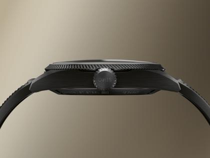 Oris ProPilot Desert Edition Automatik Edelstahl PVD-Grau 41mm beiges Zifferblatt schwarzes Kautschukband – Herrenuhren Uhr mit Datum aus Carbon, Edelstahl und PVD beschichtet. Das Gehäuse ist rund und anthrazit. Das Kautschuk / Kunststoff / Silikon Armband ist schwarz. Das Zifferblatt ist arabisch Index und beige. – Ansicht 3