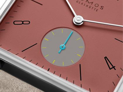 Nomos Glashütte Tetra Origins Terra Handaufzug Edelstahl 29,5mm rotes Zifferblatt graues Lederband Stahlboden – Damenuhren Uhr ohne Datum aus Edelstahl und Leder. Das Gehäuse ist quadratisch und silber. Das Lederarmband ist grau. Das Zifferblatt ist arabisch Index und rot. – Ansicht 6