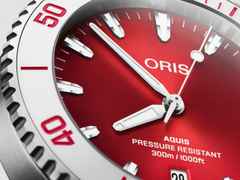 Oris Aquis Date Taste of Summer Automatik Edelstahl 41,5mm rotes Zifferblatt Metallband – Herrenuhren Uhr mit Datum aus Edelstahl und Keramik. Das Gehäuse ist rund und silber. Das Edelstahlarmband ist silber. Das Zifferblatt ist ein Index in rot. – Ansicht 3