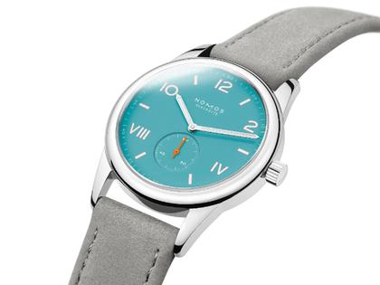 Nomos Glashütte Club Campus 38 Endless Blue Handaufzug Edelstahl blaues Zifferblatt graues Lederband Glasboden – Herrenuhren Uhr ohne Datum aus Edelstahl und Leder. Das Gehäuse ist rund und silber. Das Lederarmband ist grau. Das Zifferblatt ist arabisch römisch und türkis. – Ansicht 3