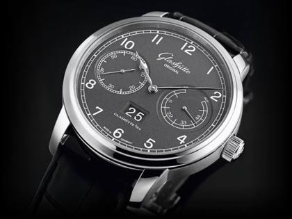 Glashütte Original Senator Observer Automatik Edelstahl 44mm graues Zifferblatt schwarzes Alligatorlederband – Herrenuhren Uhr mit Datum aus Edelstahl. Das Gehäuse ist rund und silber. Das Lederarmband Kroko / Alligator ist schwarz. Das Zifferblatt ist arabisch und grau. – Ansicht 3